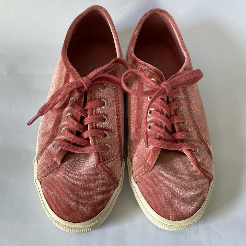 Old Navy women’s pink sneakers